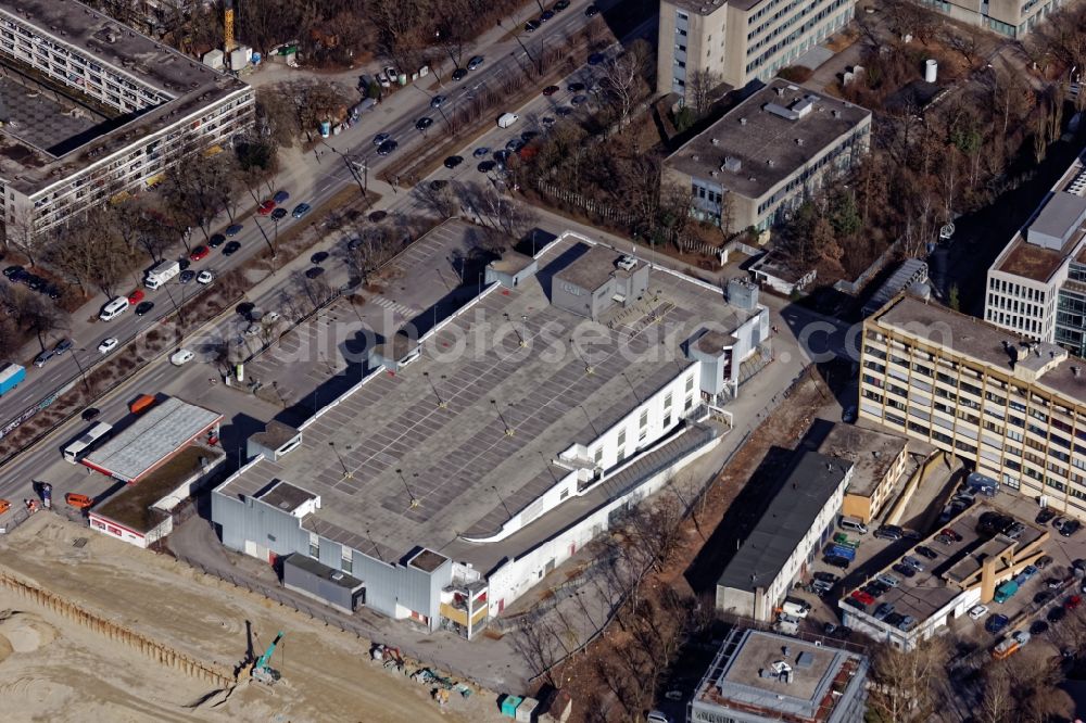 Aerial photograph München - Building of the Real Market at the Machtlfinger Strasse corner Boschetsrieder Strasse in Munich Obersendling in the state of Bavaria. Due to serious damage to concrete construction, the operation was discontinued in December 2016