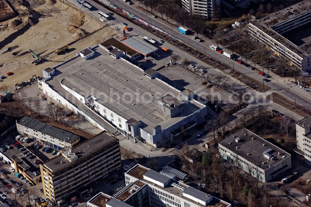 München from above - Building of the Real Market at the Machtlfinger Strasse corner Boschetsrieder Strasse in Munich Obersendling in the state of Bavaria. Due to serious damage to concrete construction, the operation was discontinued in December 2016