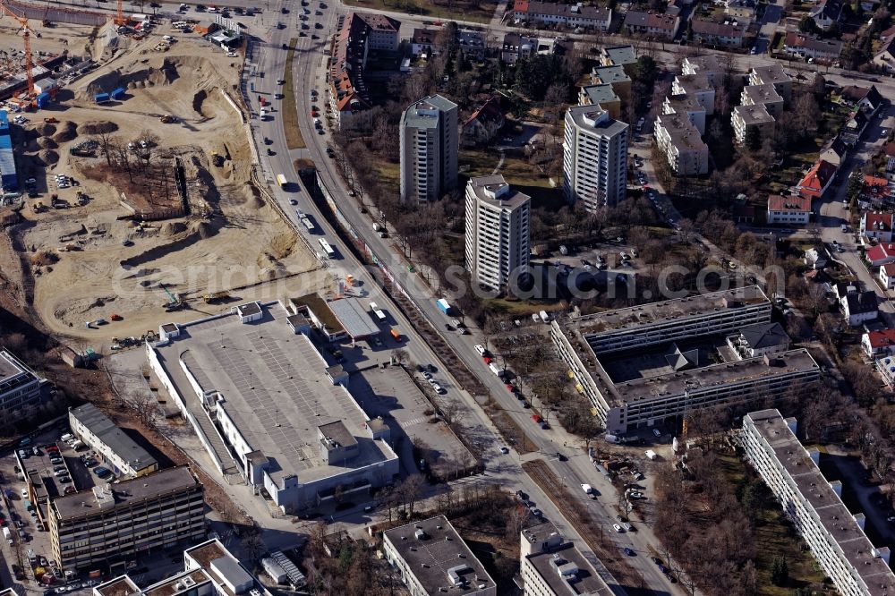 München from the bird's eye view: Building of the Real Market at the Machtlfinger Strasse corner Boschetsrieder Strasse in Munich Obersendling in the state of Bavaria. Due to serious damage to concrete construction, the operation was discontinued in December 2016