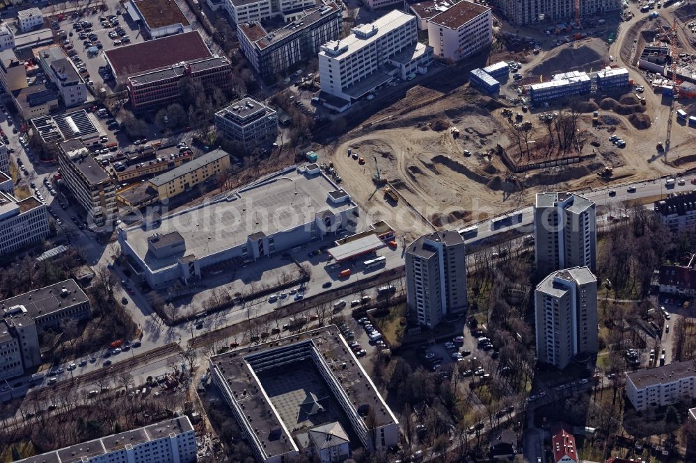 Aerial image München - Building of the Real Market at the Machtlfinger Strasse corner Boschetsrieder Strasse in Munich Obersendling in the state of Bavaria. Due to serious damage to concrete construction, the operation was discontinued in December 2016