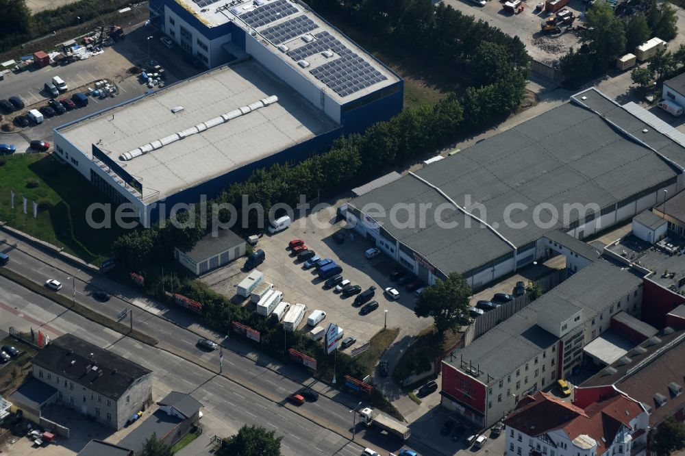 Aerial photograph Berlin - Building of the wholesale center BIG - Batterie-Center-Berlin, Muellers Angelmarkt and Fliesenparadies Niederlassung Berlin-Kaulsdorf along the street Alt-Kaulsdorf in Berlin