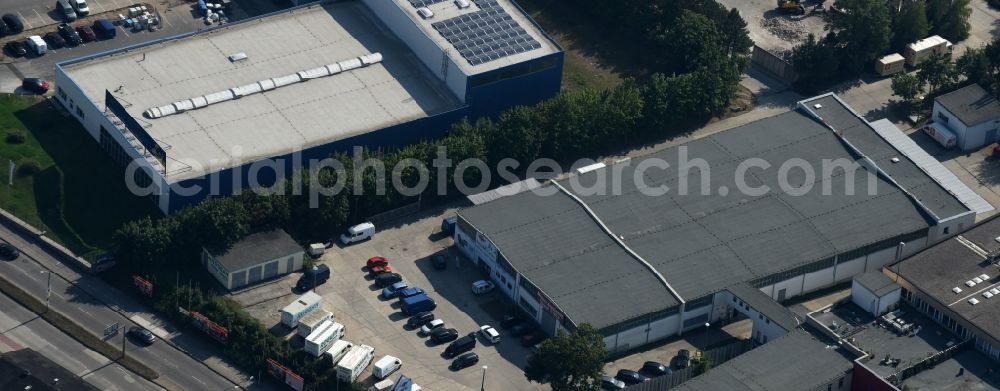 Berlin from the bird's eye view: Building of the wholesale center BIG - Batterie-Center-Berlin, Muellers Angelmarkt and Fliesenparadies Niederlassung Berlin-Kaulsdorf along the street Alt-Kaulsdorf in Berlin