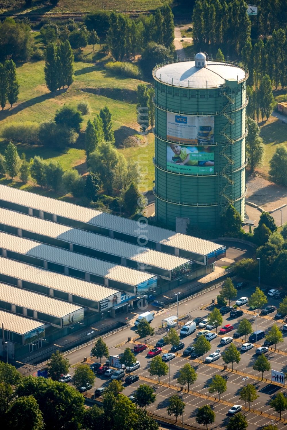 Aerial photograph Herne - Building of the wholesale center Decathlon Herne with the gasholder Gasometer Herne in Herne in the state North Rhine-Westphalia