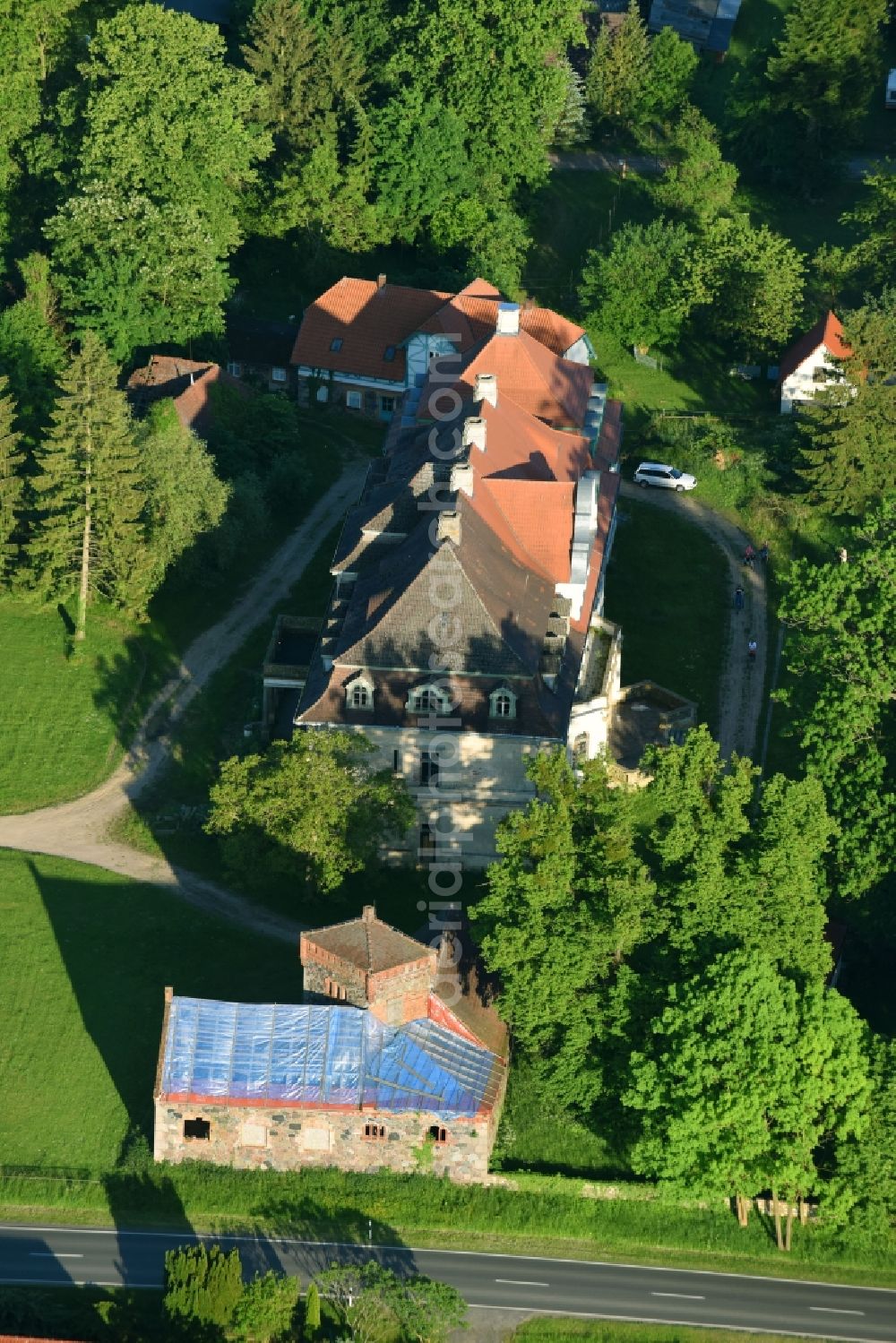 Aerial image Vollrathsruhe - Buildings and parks at the mansion of the farmhouse in Vollrathsruhe in the state Mecklenburg - Western Pomerania, Germany