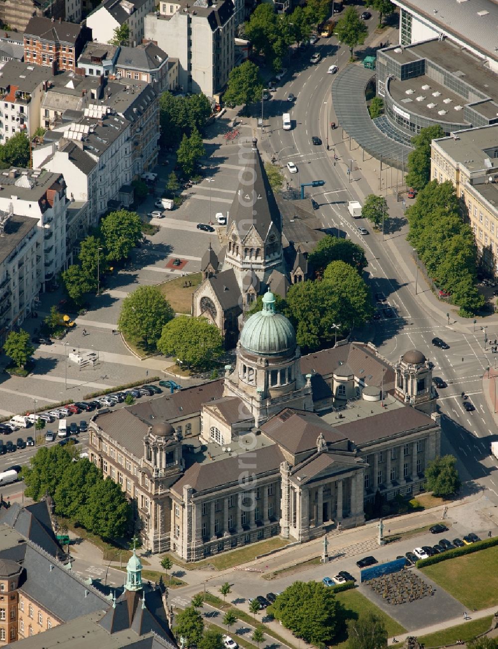 Aerial image Hamburg - Building of the higher regional court in Hamburg. In the background you can see the russian orthodox church of St. John of Kronstadt and the southern entrance to the fair Hamburg