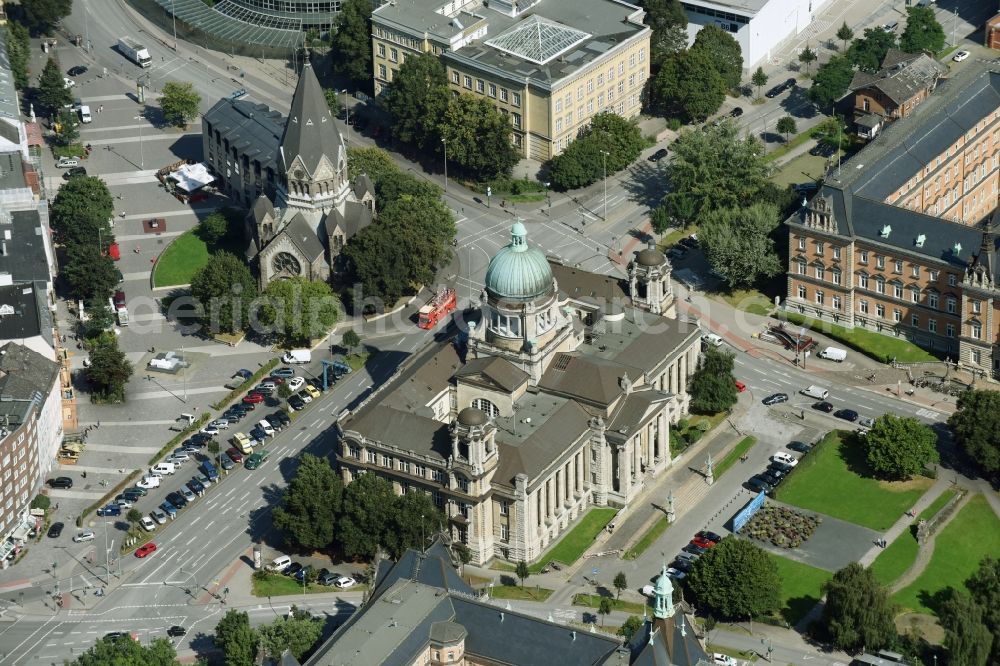 Aerial photograph Hamburg - Building of the higher regional court in Hamburg. In the background you can see the russian orthodox church of St. John of Kronstadt and the southern entrance to the fair Hamburg