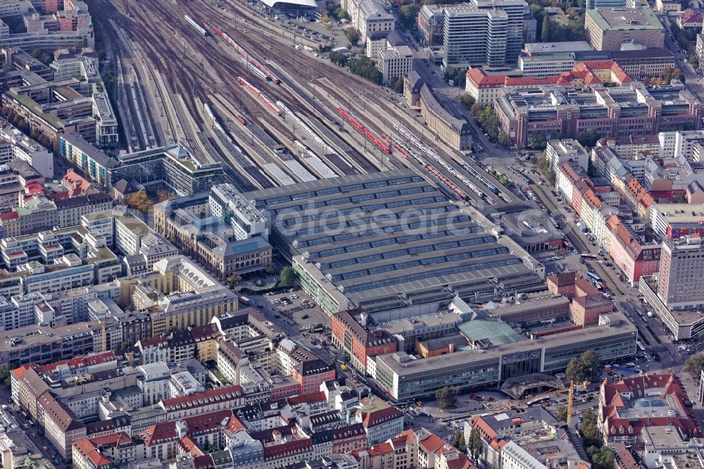 München from the bird's eye view: Buildings and track systems of the main station in Munich in the federal state of Bavaria. View from the east over the station square