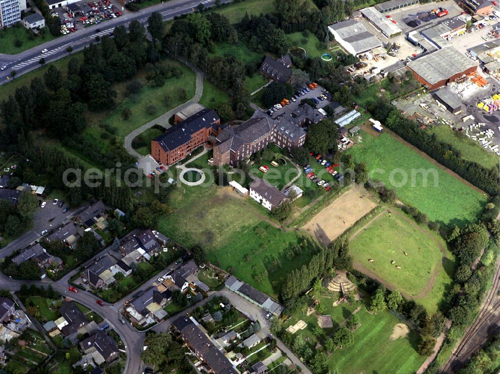 Neukirchen-Vluyn from the bird's eye view: Buildings of the Childrens and Youth Home Matthias-Jorissen-Haus - Neukirchener Erziehungsverein An der Bleiche in the district Neukirchen in Neukirchen-Vluyn in the state North Rhine-Westphalia