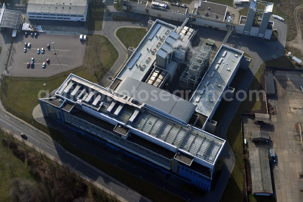 Bitterfeld from the bird's eye view: In the buildings of Heraeus quartz GmbH & Co. KG in Bitterfeld-Wolfen in the state of Saxony-Anhalt high purity synthetic quartz glass cylinders are made??. These are the basis for the production of high-performance fibers