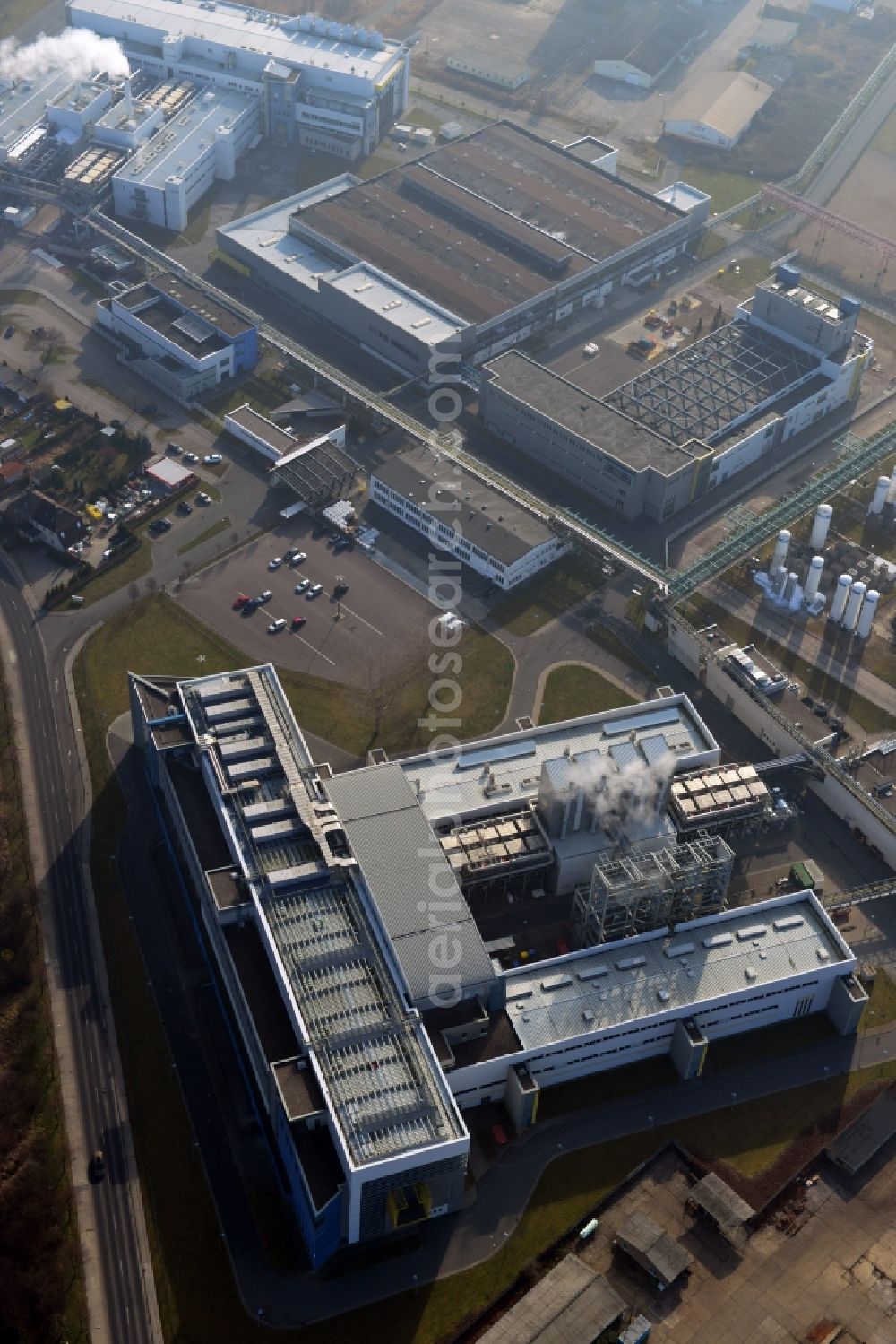 Bitterfeld from the bird's eye view: In the buildings of Heraeus quartz GmbH & Co. KG in Bitterfeld-Wolfen in the state of Saxony-Anhalt high purity synthetic quartz glass cylinders are made??. These are the basis for the production of high-performance fibers