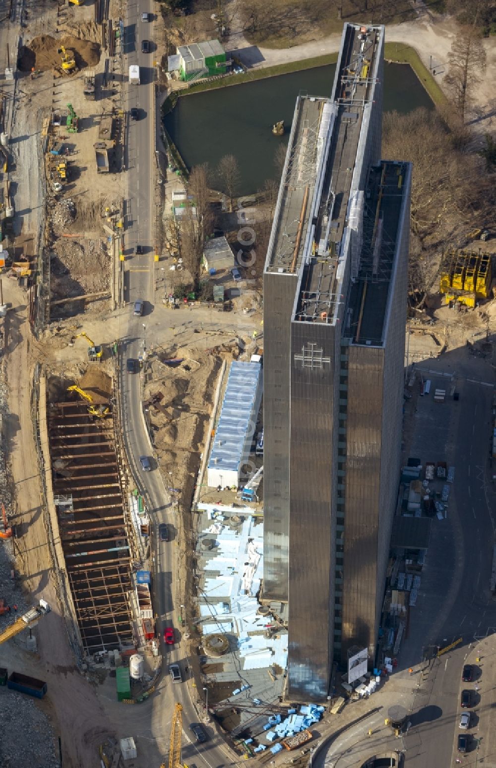 Aerial image Düsseldorf - Building of high-rise Dreischeibenhaus and demolition of the old traffic tangent Tausendfüßler in downtown Dusseldorf in North Rhine-Westphalia