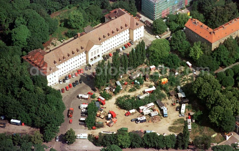 Aerial image Berlin - Prenzlauer-Berg - Gebäude des HUSS-Verlages am Volkspark Friedrichshain und Wagenburg.