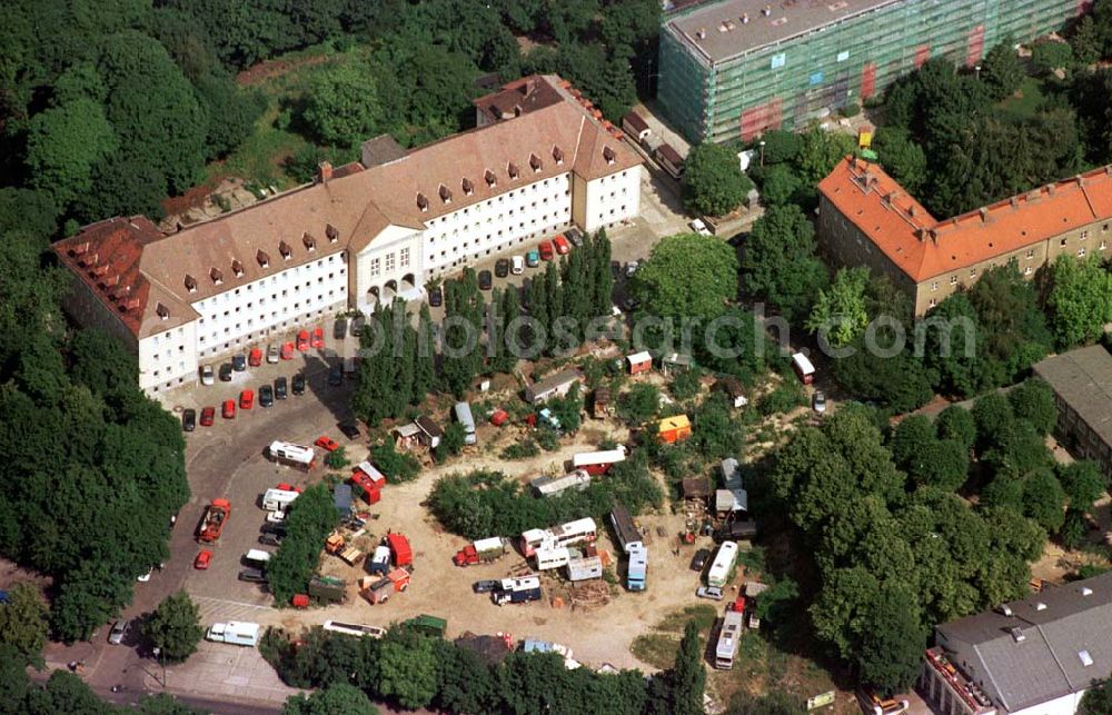 Aerial photograph Berlin - Prenzlauer-Berg - Gebäude des HUSS-Verlages am Volkspark Friedrichshain und Wagenburg.