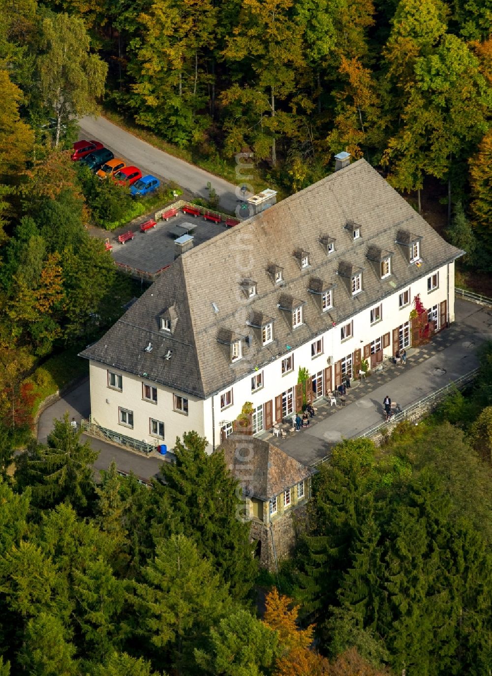 Meschede from the bird's eye view: Building the hostel DJH Jugendherberge in Meschede in the state North Rhine-Westphalia. The building is currently used as an asylum shelter for refugees