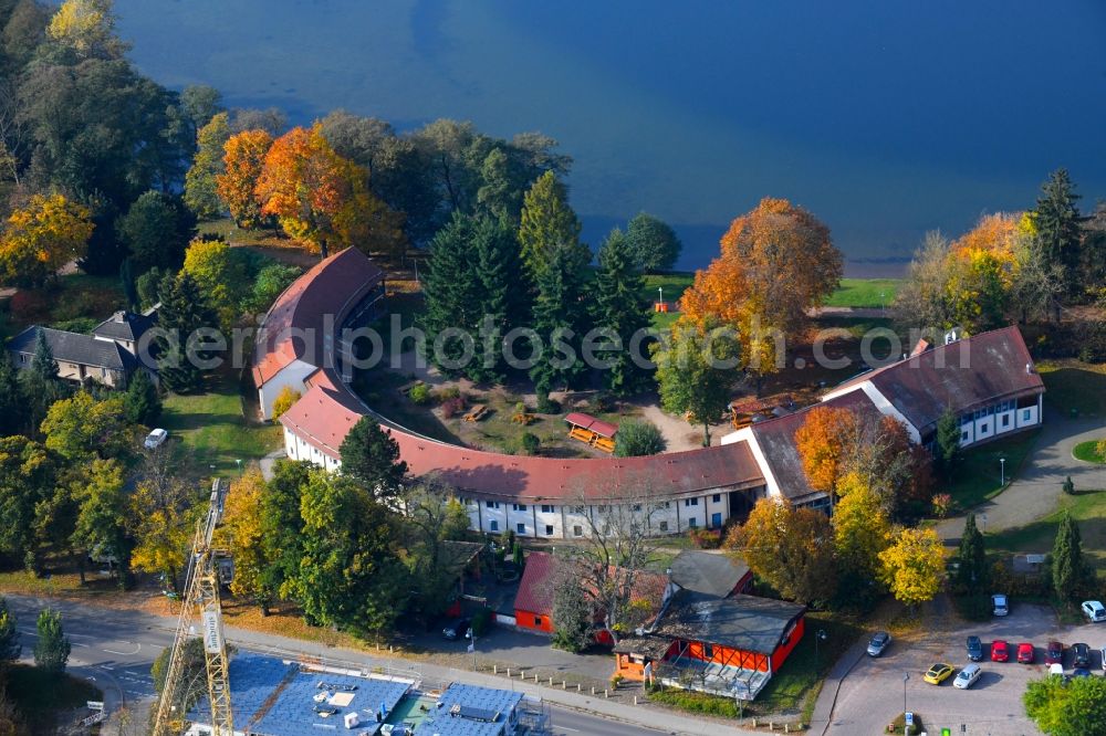 Wandlitz from the bird's eye view: Building the hostel on Prenzlauer Chaussee in Wandlitz in the state Brandenburg, Germany