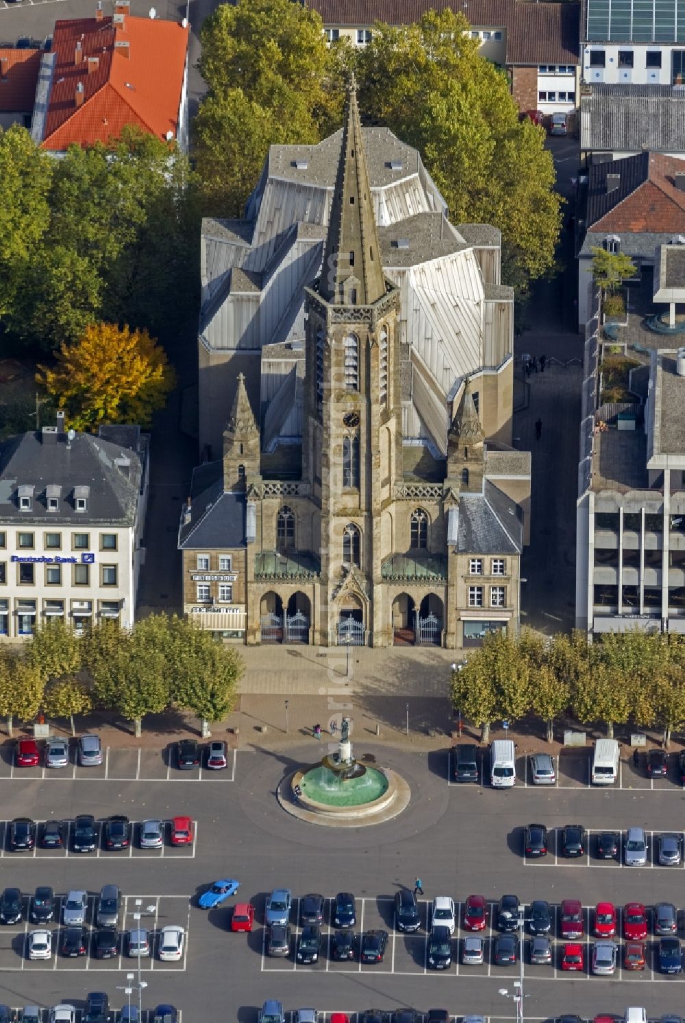 Aerial photograph Saarlouis - Building of the Catholic Church at St. Louis Grand Market Place in the city center of Saarlouis in Saarland