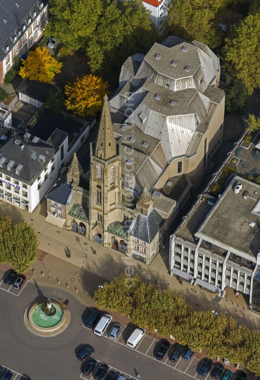 Saarlouis from the bird's eye view: Building of the Catholic Church at St. Louis Grand Market Place in the city center of Saarlouis in Saarland