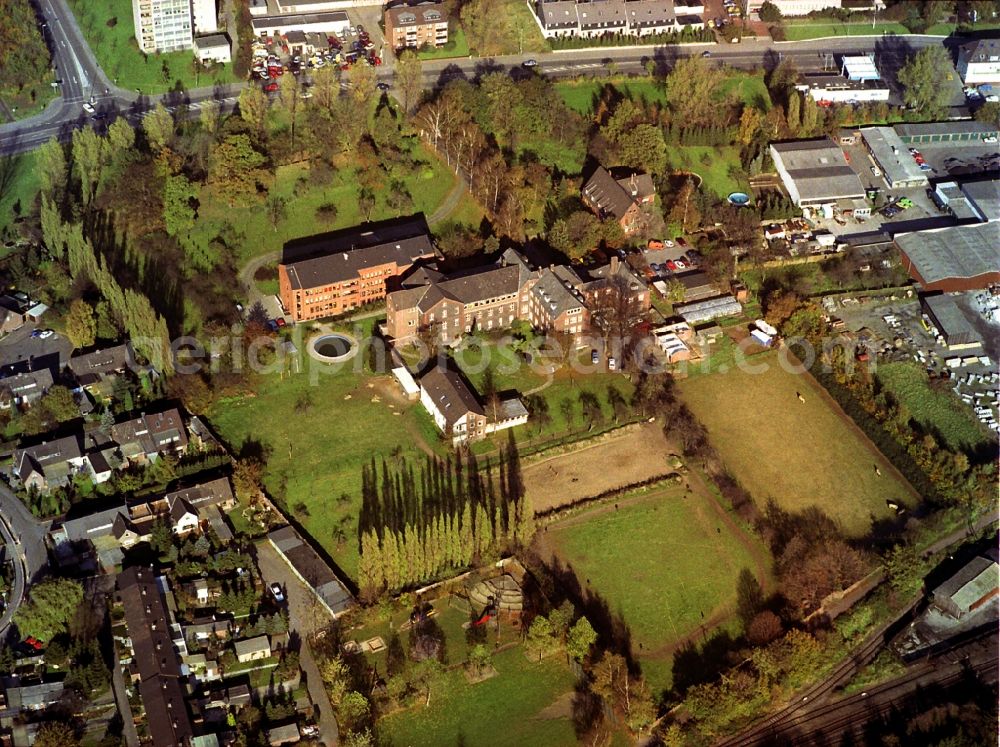 Neukirchen-Vluyn from the bird's eye view: Buildings of the Childrens and Youth Home Haus Elim in the district Neukirchen in Neukirchen-Vluyn in the state North Rhine-Westphalia