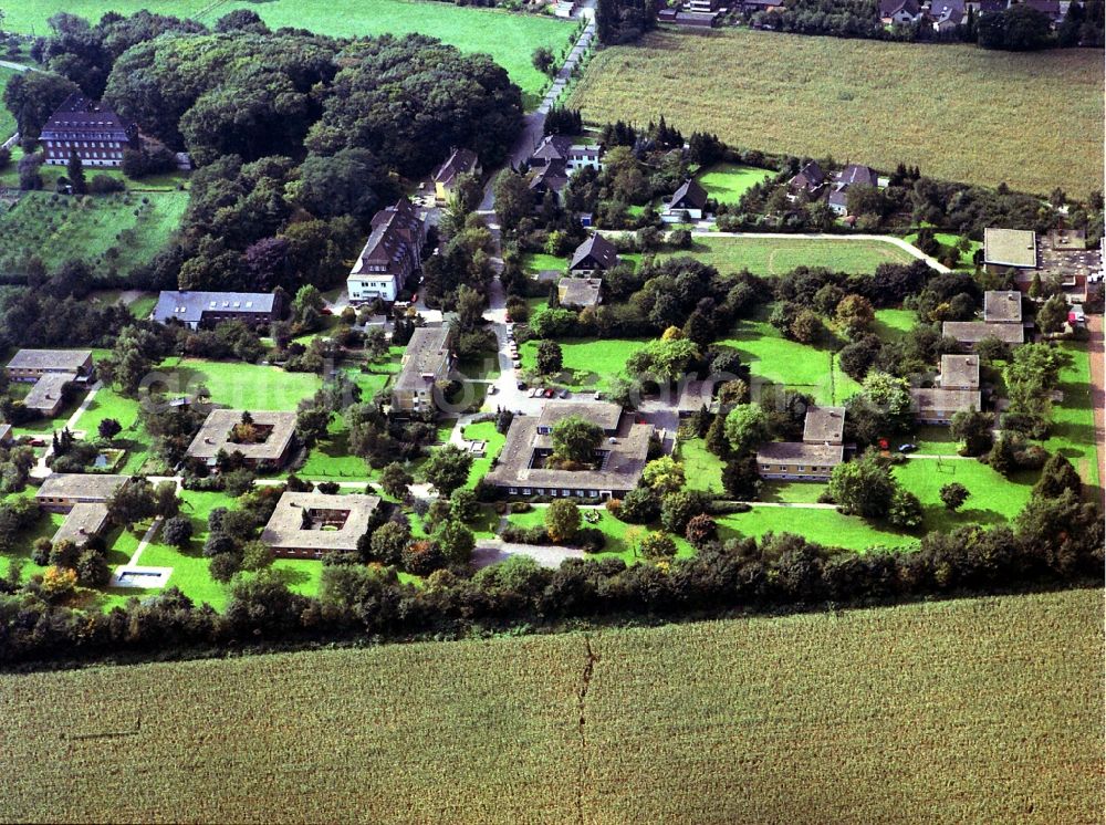 Aerial photograph Neukirchen-Vluyn - Buildings of the Childrens and Youth Home Neukirchener Berufskolleg | Neukirchener Erziehungsverein Heckrathstrasse in Neukirchen-Vluyn in the state North Rhine-Westphalia