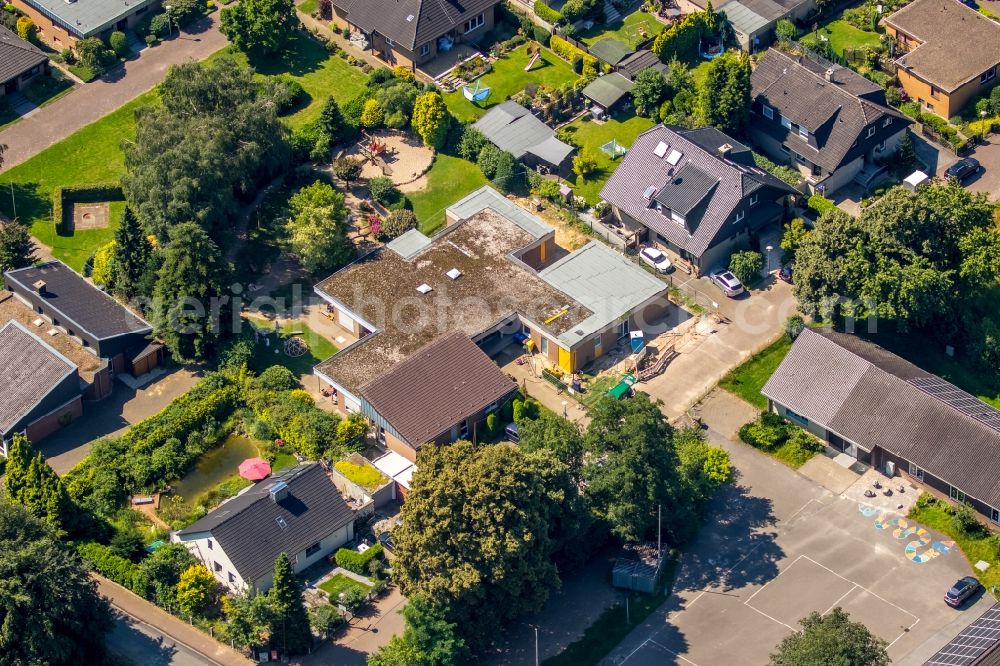 Feldhausen from the bird's eye view: Premises of the Catholic KITA day nursery Katholischer Kindergarten St. Mariae-Himmelfahrt in Feldhausen in the state of North Rhine-Westphalia