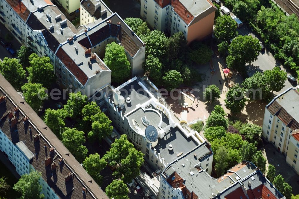 Berlin from the bird's eye view: Building the KITA day nursery Emser Strasse e. V. on Emser Strasse in the district Neukoelln in Berlin, Germany