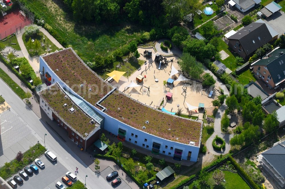 Aerial image Bernau - Building the KITA day nursery Schoenower Heideknirpse on Heidestrasse in the district Schoenow in Bernau in the state Brandenburg, Germany