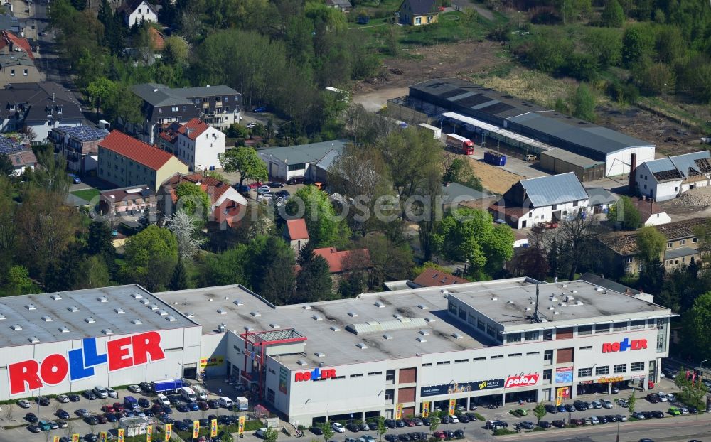 Berlin Mahlsdorf from the bird's eye view: Building - the complex ROLLER shopping center on the B1 in Mahlsdorf borough of Marzahn-Hellersdorf of Berlin