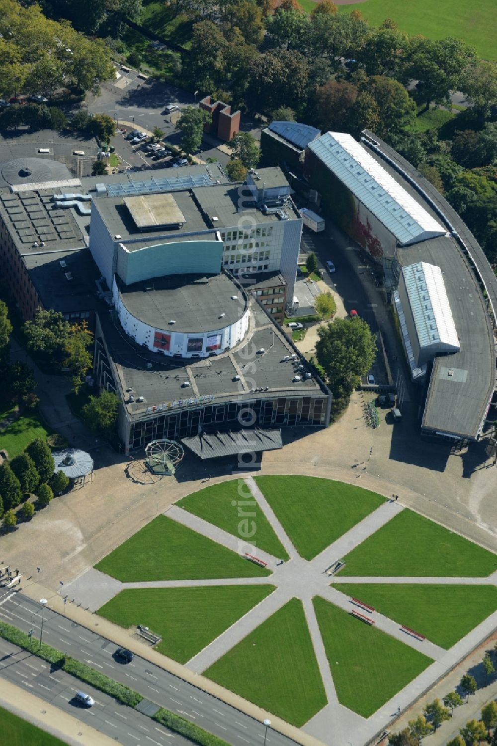 Kassel from the bird's eye view: Building of the concert hall and theater playhouse in Kassel in the state Hesse