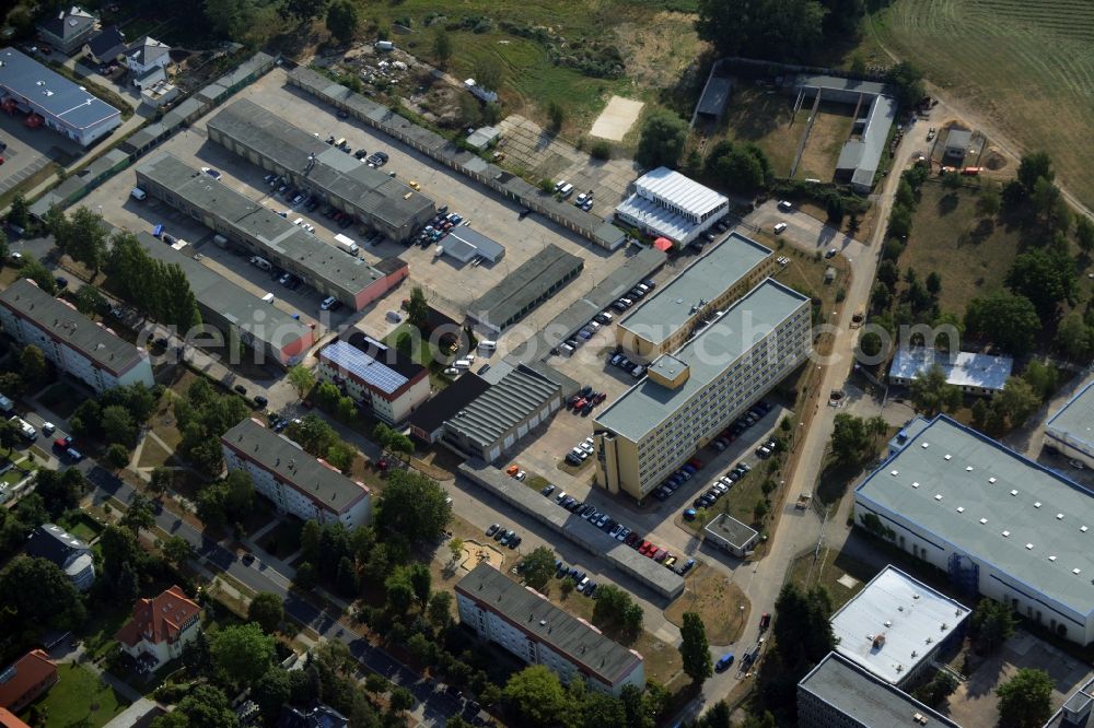 Aerial photograph Hoppegarten - Building of the state office for building and traffic in Hoppegarten in the state of Brandenburg. The administrative offices in the building with the yellow facade are sitting amidst residential and commercial buildings on the Southwestern edge of Hoppegarten