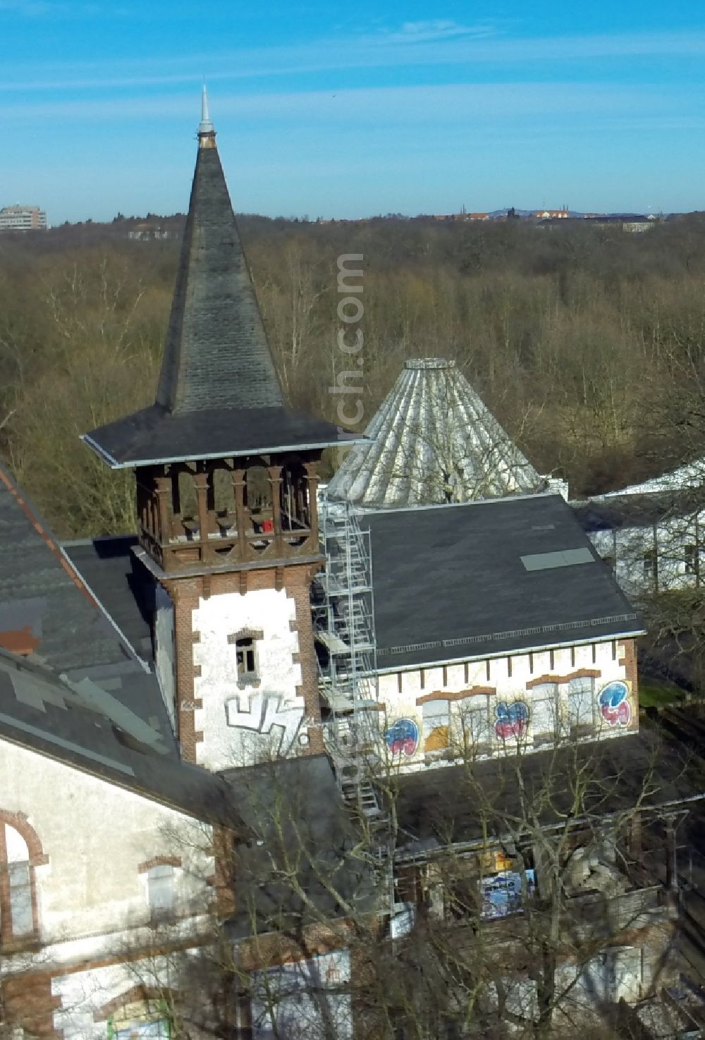 Aerial photograph Halle / Saale - Building of vacant Pioneer House in Halle (Saale) in Saxony-Anhalt