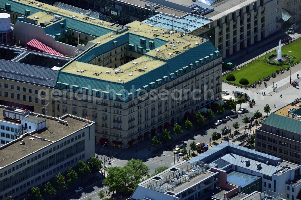 Berlin from the bird's eye view: Building of luxury - Hotel Adlon Kempinski group at the Pariser Platz in Berlin Mitte