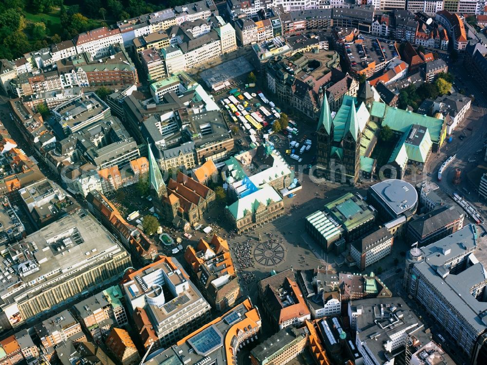 Aerial image Bremen - Buildings on Marktplatz (market square) in Bremen. The square is located in the historic city centre. Here, one can find various landmarks such as the statue Roland, the Bremen Cathedral with its distinct twin towers and the Old and New City Hall