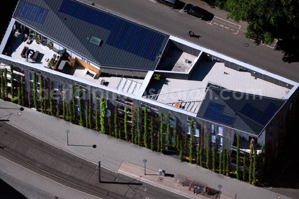 Freiburg im Breisgau from the bird's eye view: Building of a multi-family residential building with begruenter Fassade on place Paula-Modersohn-Platz in the district Sankt Georgen in Freiburg im Breisgau in the state Baden-Wuerttemberg, Germany