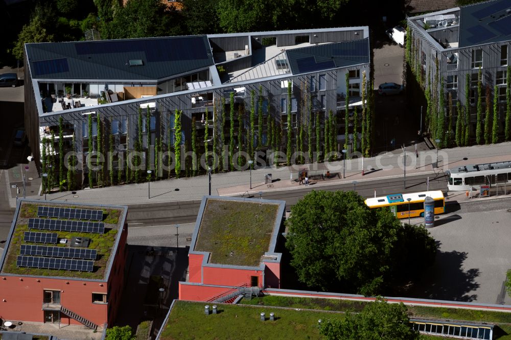 Aerial photograph Freiburg im Breisgau - Building of a multi-family residential building with begruenter Fassade on place Paula-Modersohn-Platz in the district Sankt Georgen in Freiburg im Breisgau in the state Baden-Wuerttemberg, Germany