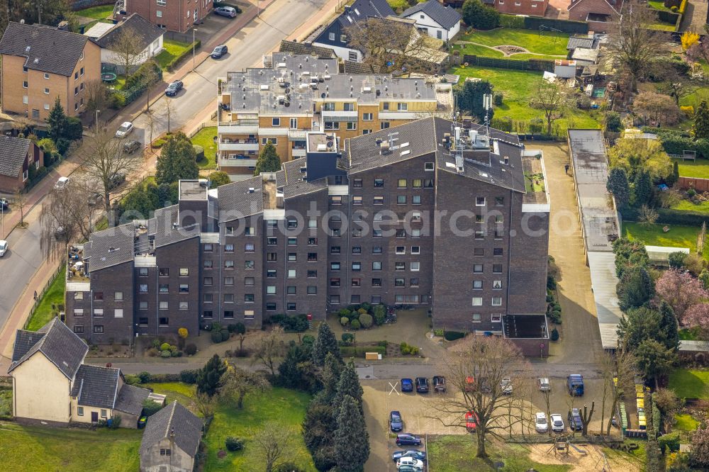 Emmerich am Rhein from the bird's eye view: Building of a tiered apartment building in Emmerich am Rhein in the state North Rhine-Westphalia, Germany