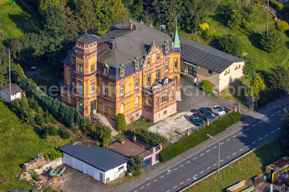 Aerial photograph Hilchenbach - Building of an apartment building - villa on the street In der Herrenwiese in Hilchenbach in Siegerland in the state North Rhine-Westphalia, Germany