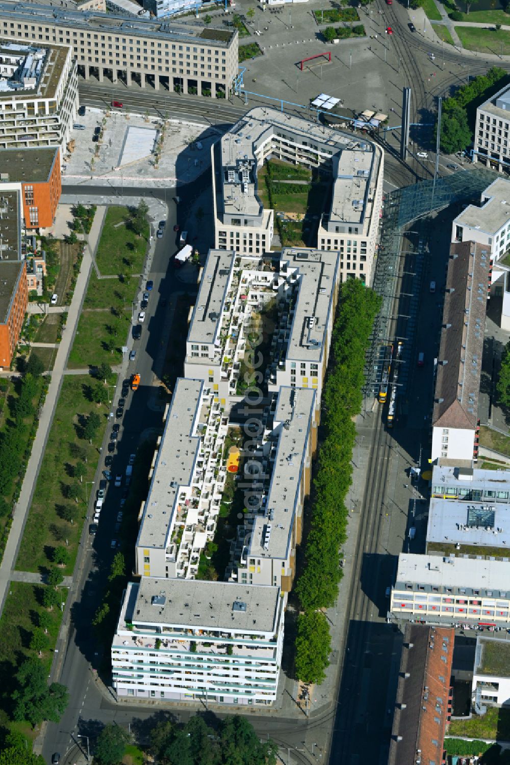 Dresden from the bird's eye view: Building of a multi-family residential building Mehrfamilienhaus-Wohnanlage Residenz on Postplatz on wall street in the district Zentrum in Dresden in the state Saxony, Germany