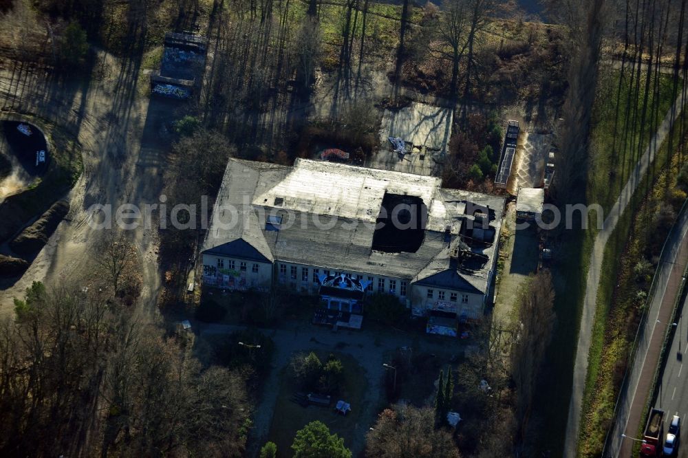 Berlin OT Oberschöneweide from above - View of a decayed building in the Mellowpark in the district of Oberschoeneweide in Berlin