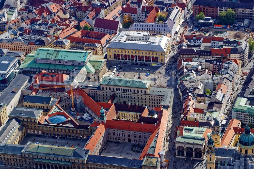 Aerial photograph München - Building of the national theater at the Max-Joseph-Platz in Munich, Bavaria. The opera house in the Old Town is the venue for the Bavarian State Opera, the Bavarian State Orchestra and the Bavarian State Ballet