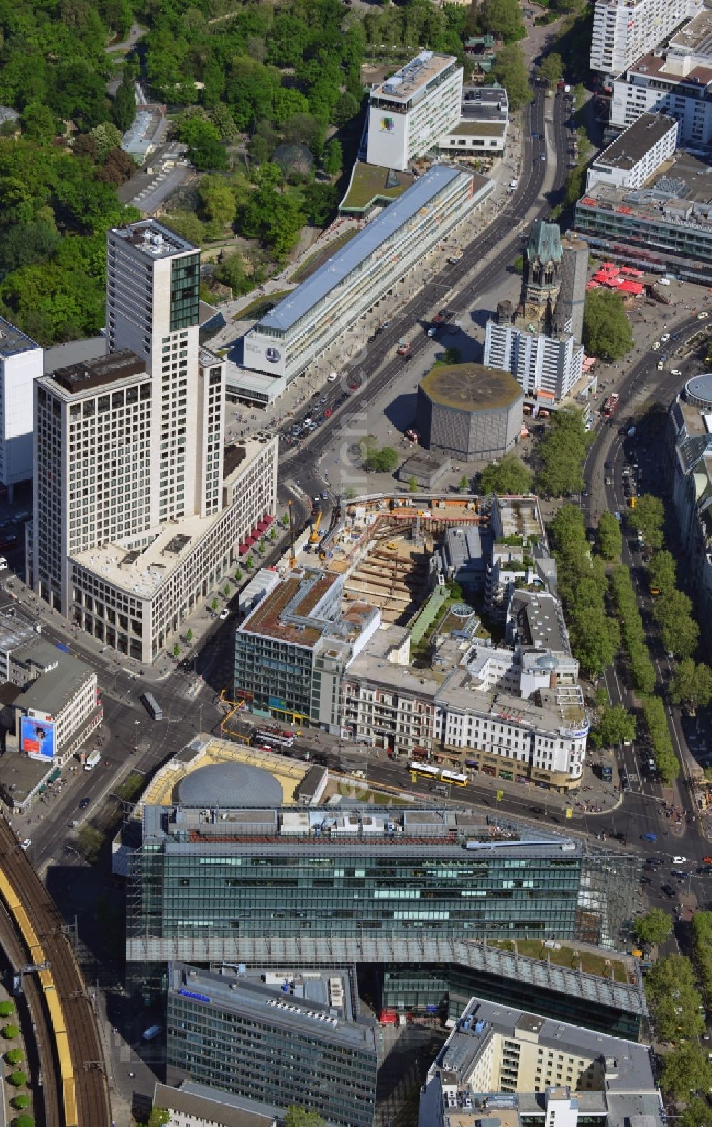 Aerial photograph Berlin - Building of the Neues Kranzler Eck in the City West on Kurfuerstendamm corner Joachimstalerstrasse in Berlin - Charlottenburg