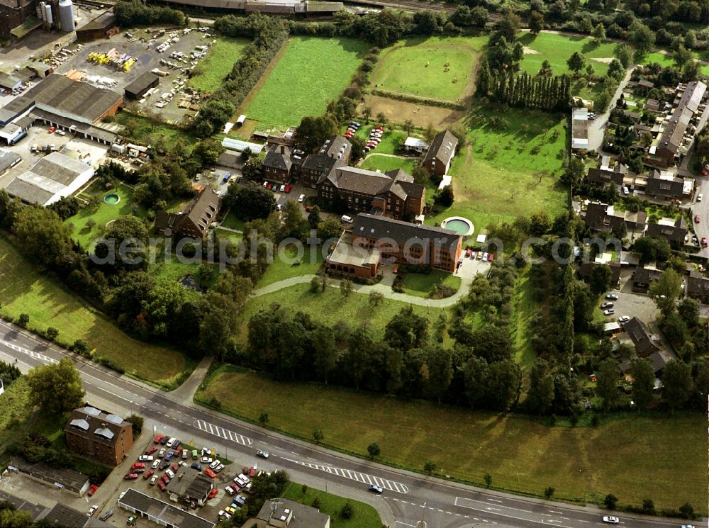 Neukirchen-Vluyn from above - Buildings of the Childrens and Youth Home of Neukirchener Erziehungsverein An der Bleiche in the district Neukirchen in Neukirchen-Vluyn in the state North Rhine-Westphalia