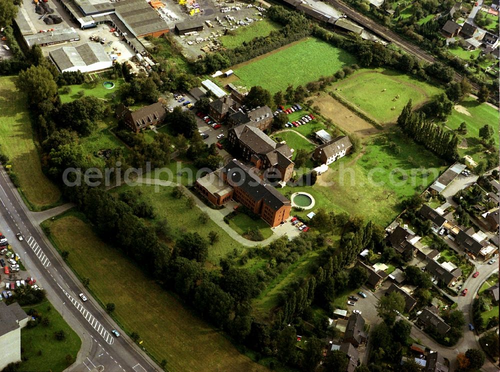 Neukirchen-Vluyn from the bird's eye view: Buildings of the Childrens and Youth Home of Neukirchener Erziehungsverein An der Bleiche in the district Neukirchen in Neukirchen-Vluyn in the state North Rhine-Westphalia