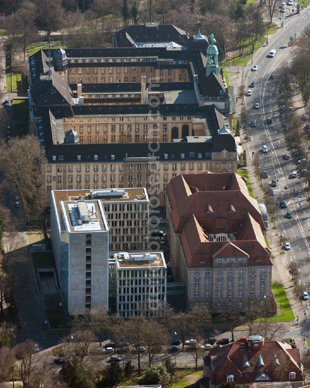 Düsseldorf from the bird's eye view: View of the building of the district government of Dusseldorf and of the Higher Regional Court with its adjacent office tower in the state North Rhine- Westphalia