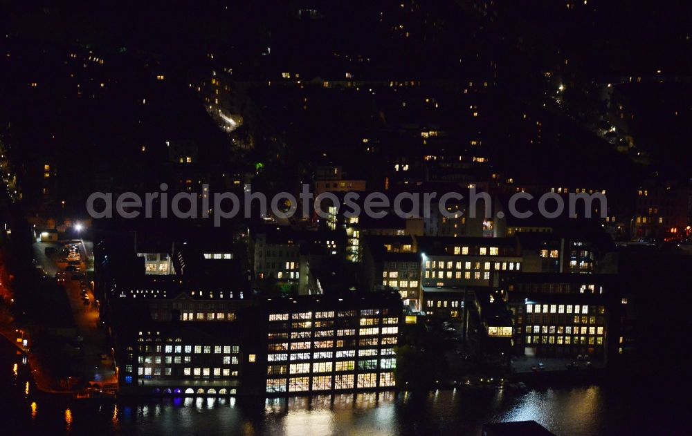 Aerial photograph Berlin - Night image with a view over the building of the ORCO Property Group in the yard of the GSG Gewerbesiedlungs-Gesellschaft at the riverside of the Spree in the district Friedrichshain-Kreuzberg in Berlin