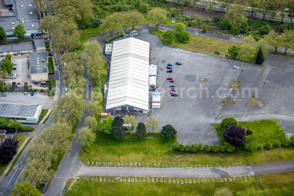 Essen from above - Building of the outlet stores MEDION Fabrikverkauf on Schoenscheidtstrasse in Essen at Ruhrgebiet in the state North Rhine-Westphalia, Germany