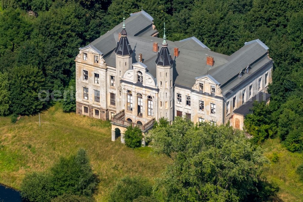 Penzlin from the bird's eye view: Buildings and parks at the former mansion Mallin in the district Mallin in Penzlin in the state Mecklenburg - Western Pomerania