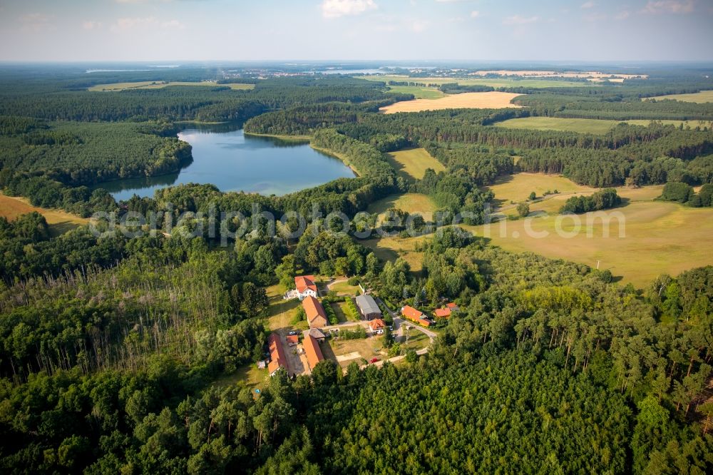 Aerial photograph Neu-Drosedow - Buildings and park of the farmhouse mansion Gut Drosedow in Neu-Drosedow in the state of Mecklenburg - Western Pomerania. Lake Peetschsee is located in the background, surrounded by forest