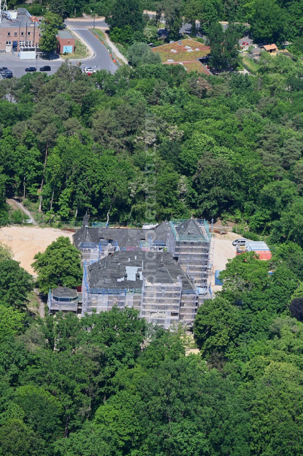 Aerial image Kleinmachnow - Conversion and renovation construction site at the building and parks at the manor house of the manor house - estate Hakeburg in Kleinmachnow in the state of Brandenburg, Germany