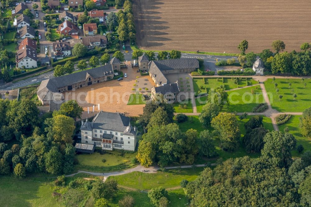 Aerial image Holzwickede - Buildings and parks at the mansion of the farmhouse Haus Opherdicke in Holzwickede in the state North Rhine-Westphalia, Germany