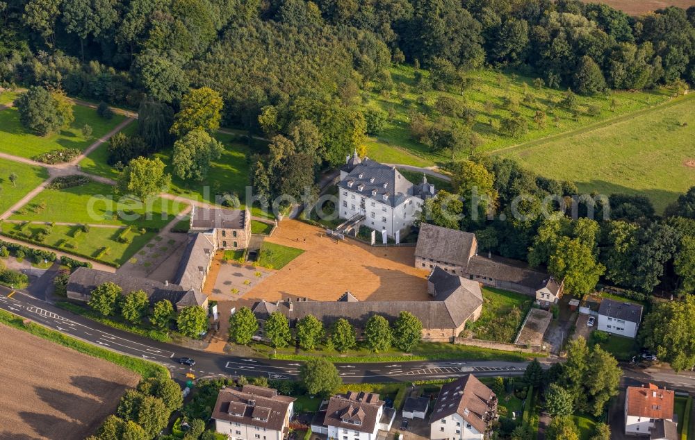Aerial photograph Holzwickede - Buildings and parks at the mansion of the farmhouse Haus Opherdicke in Holzwickede in the state North Rhine-Westphalia, Germany